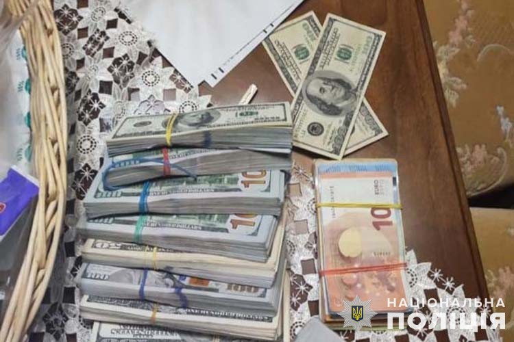 Деньги, изъятые у нарушителей, которые незаконно переправляли мужчин за границу