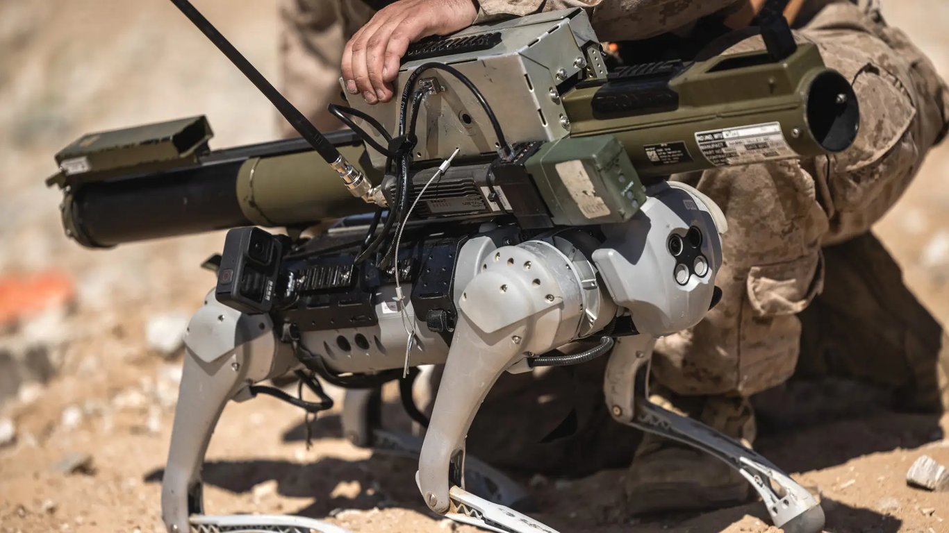 Морпехи США испытали робота-пса с гранатометом