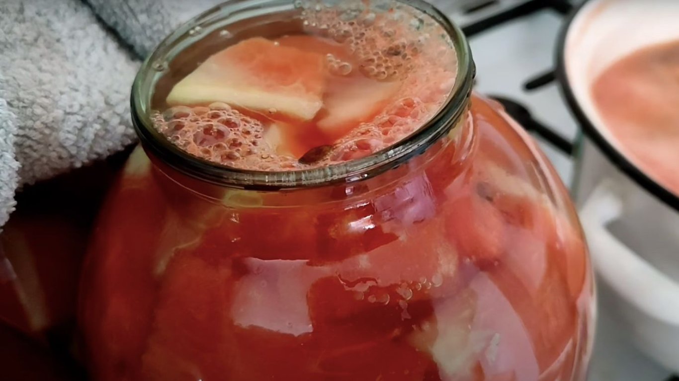 консервовані кавуни в банці