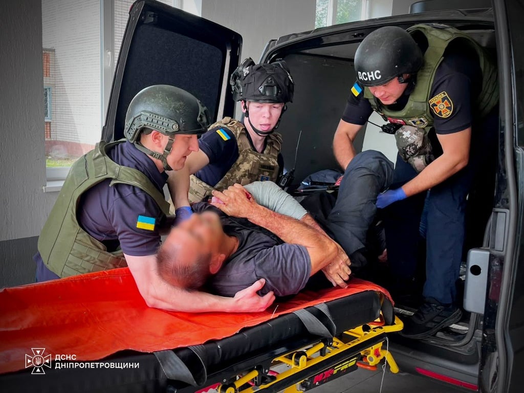 Запорожье и Днепропетровщина под ударом РФ: есть погибшие, раненые и пострадавшие спасатели - фото 4