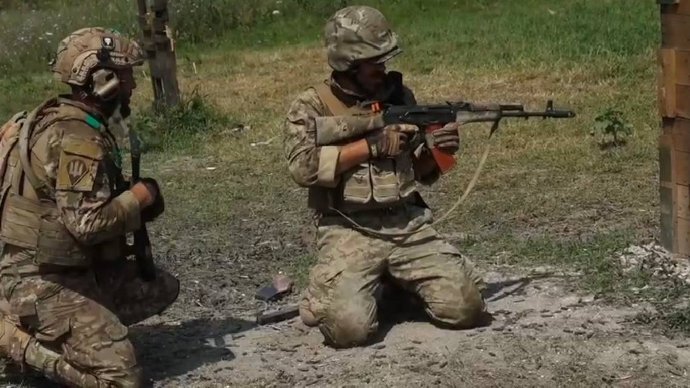 У СтратКомі показали, як готуються воїни-десантники