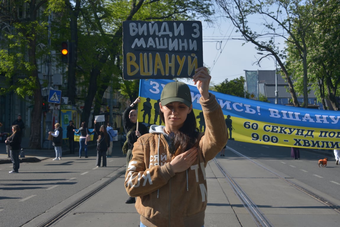 Хвилина тиші в Одесі — у центрі вшанували Героїв (фоторепортаж) - фото 1