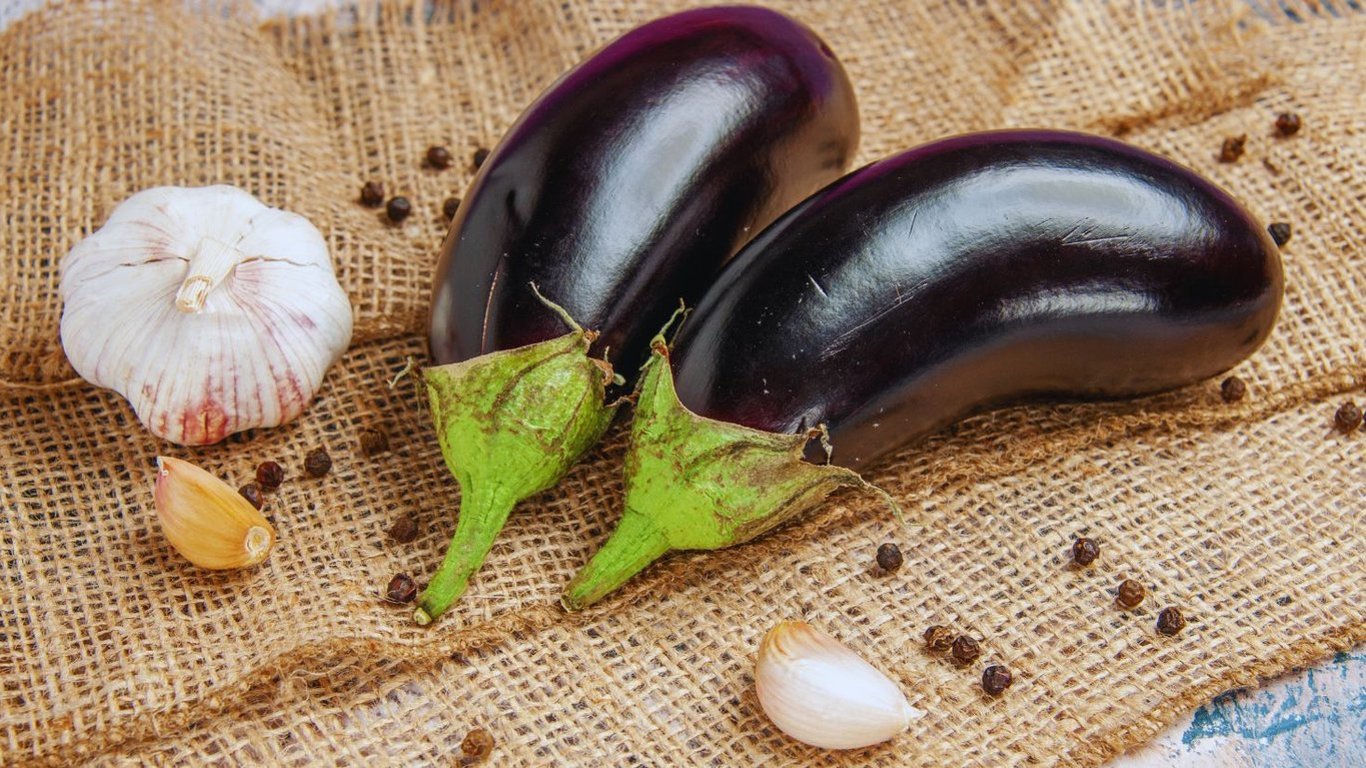 Самый вкусный и бюджетный рецепт вкусного салата из баклажанов — видео