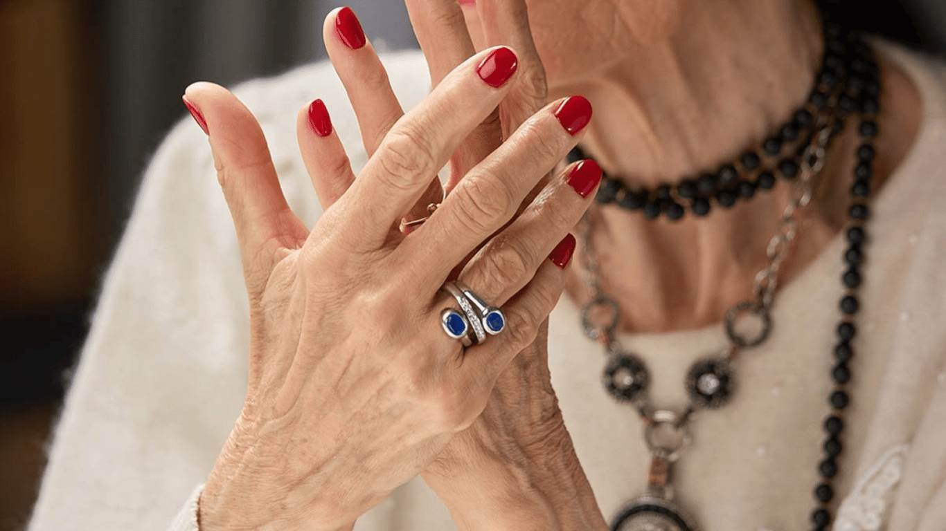 Какой маникюр омолаживает руки женщин после 50 лет — идеи с фото
