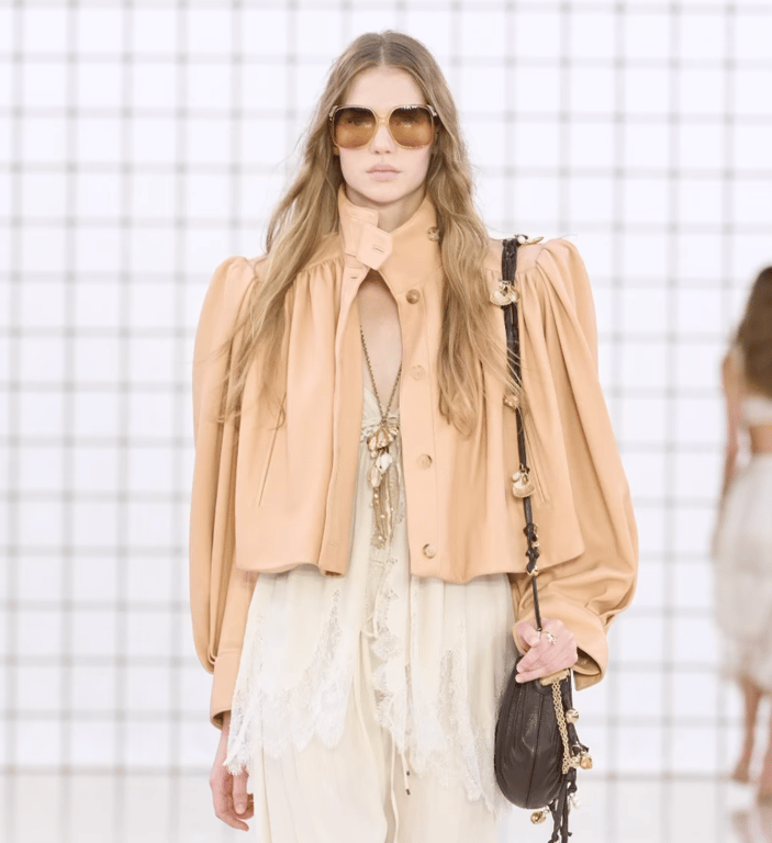 Трени 2025 року підкорює одяг в стилі бохо-шик