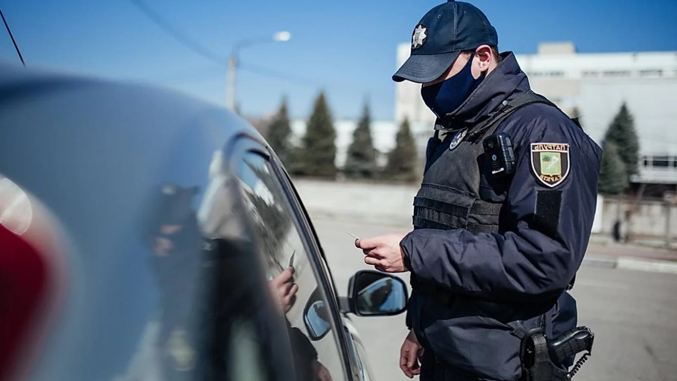 На Киевщине патрульная полиция массово ловит водителей с фальшивыми документами
