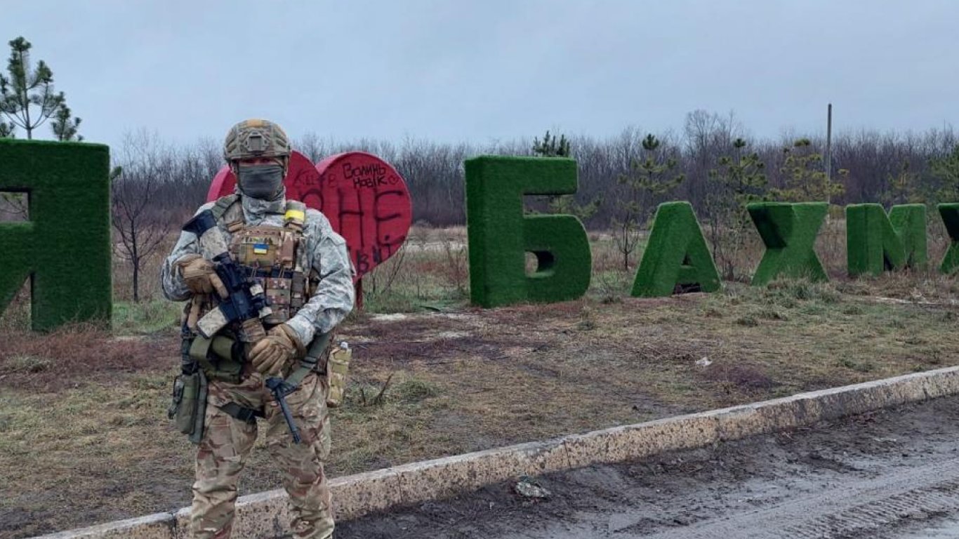 "Важко, але контрольовано": Череватий розповів, яка ситуація навколо Бахмута