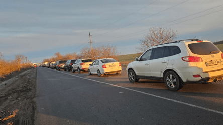 Виїзд до Молдови — на трасі Одеса-Рені великі затори та черги - 290x166