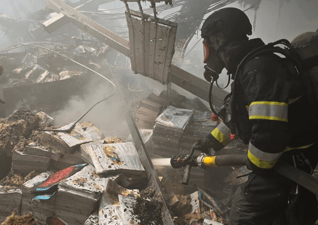 Наслідки ракетного удару по «Фактор-Друк»: рятувальники ліквідовують пожежу