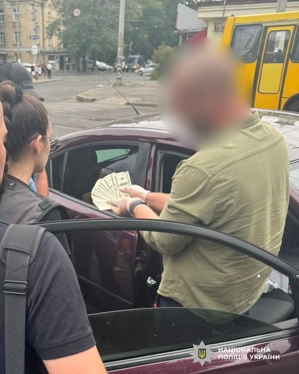 В Одесі на хабарі викрили посадовця міськради - фото 1