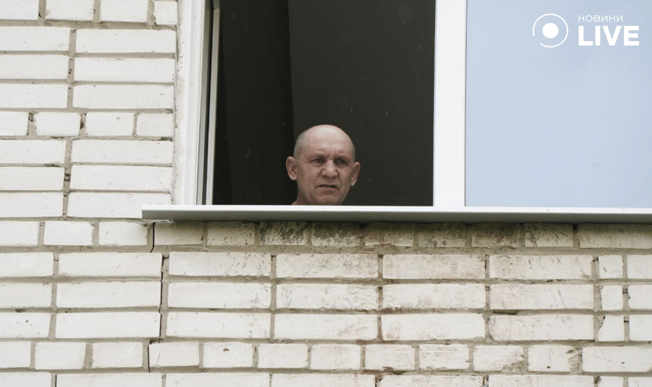 Експолонений, повернувшись в Україну, курить цигарку