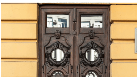 Одеський шедевр — старовинним дверям повернули колишню красу - 290x166