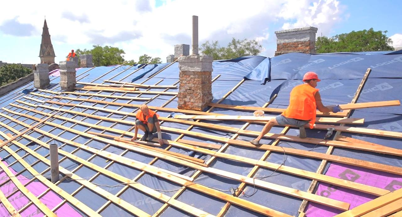 Ремонт поврежденного обстрелом дома в Одессе — на каком этапе - фото 1