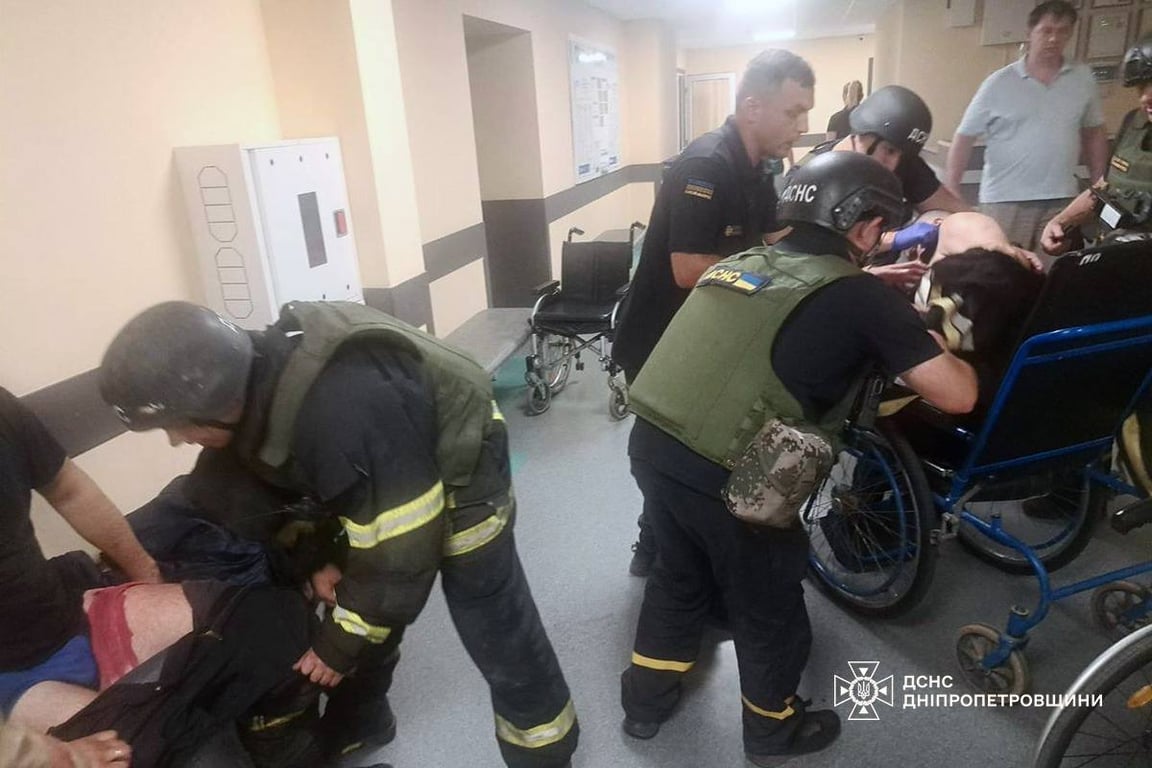 Последствия обстрела Никополя вечером 16 июля 2025 года 