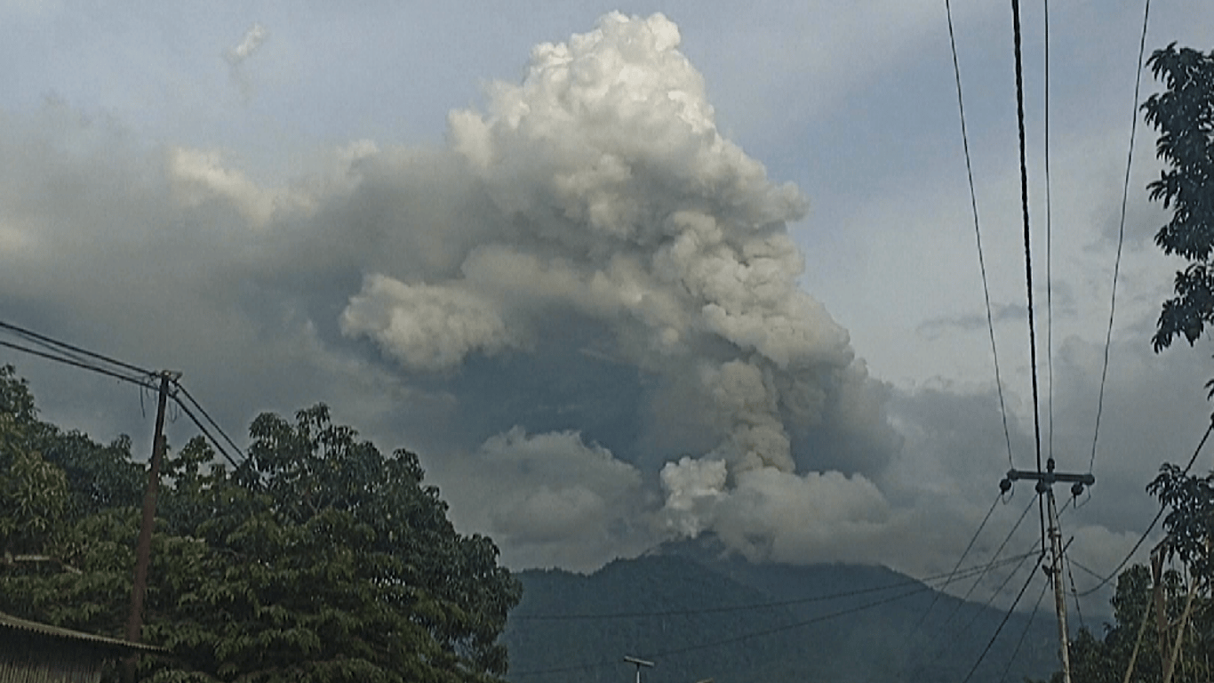 В Індонезії прокинувся вулкан Левотобі Лакі-лака — з острова евакуюють людей