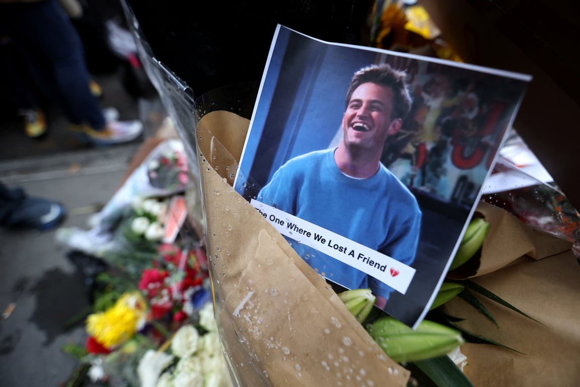 Фанаты оставляют послания у здания, где жили персонажи сериала "Друзья". Фото: Reuters