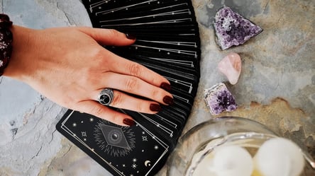 Tarot horoscope for November 28 for all zodiac signs - 285x160