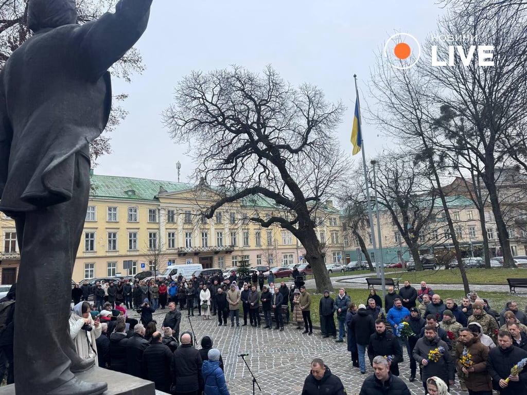 Люди собрались, чтоб почтить Черновола