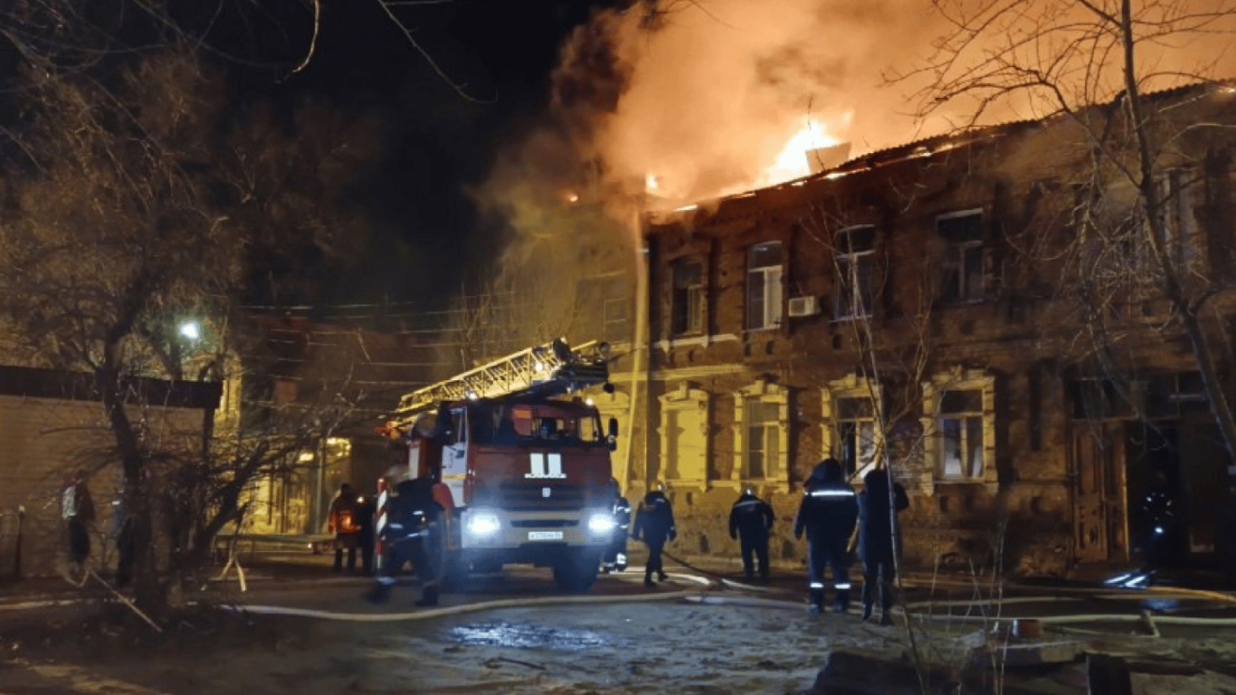 У російській Астрахані сталася пожежа у житловому будинку