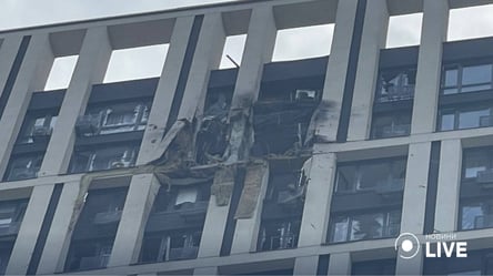 В Киеве обломки сбитых БпЛА попали в многоэтажку: пострадали люди - 285x160