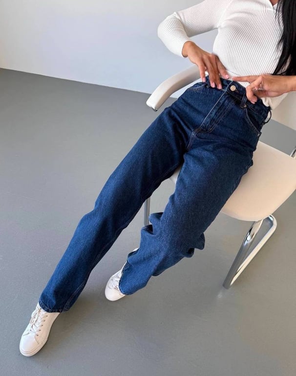 Темний денім має дуже елегантний вигляд