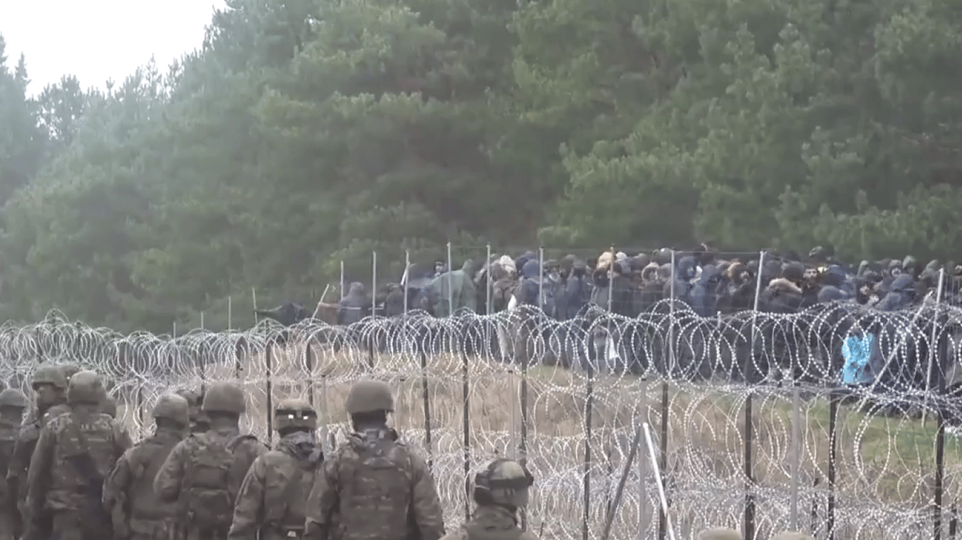 Мігранти з Білорусі штурмують кордон Польщі