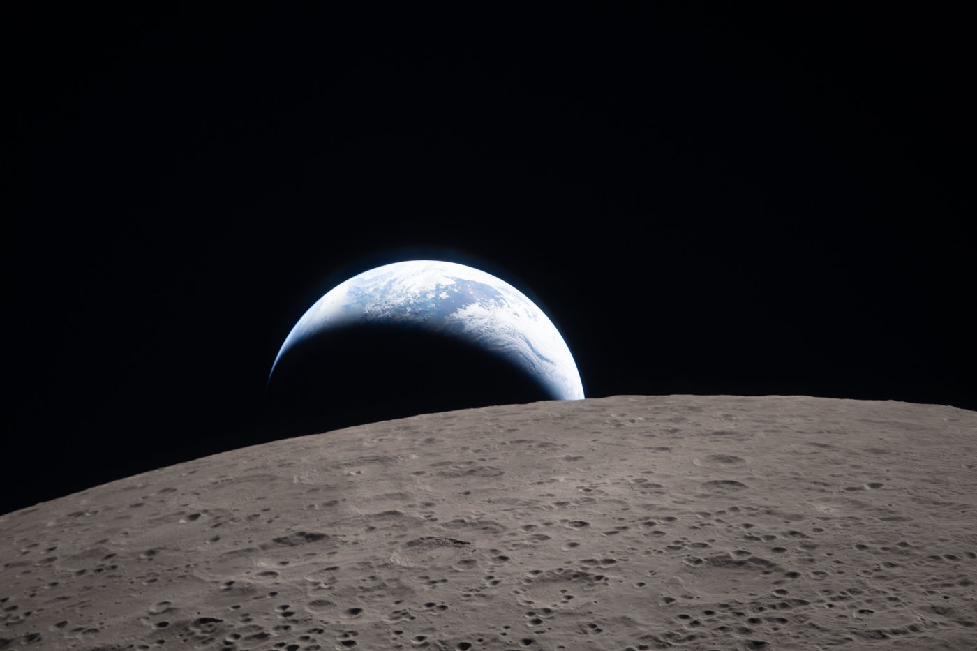 Фото з борту космічного корабля Orion під час місії Artemis II