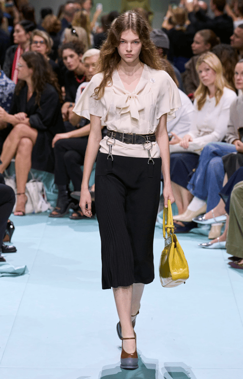 Блузка з бантом в тренді цього року