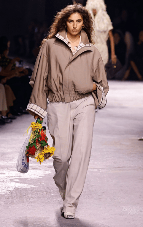 Модель штанів зі складками спереду набирає популярності