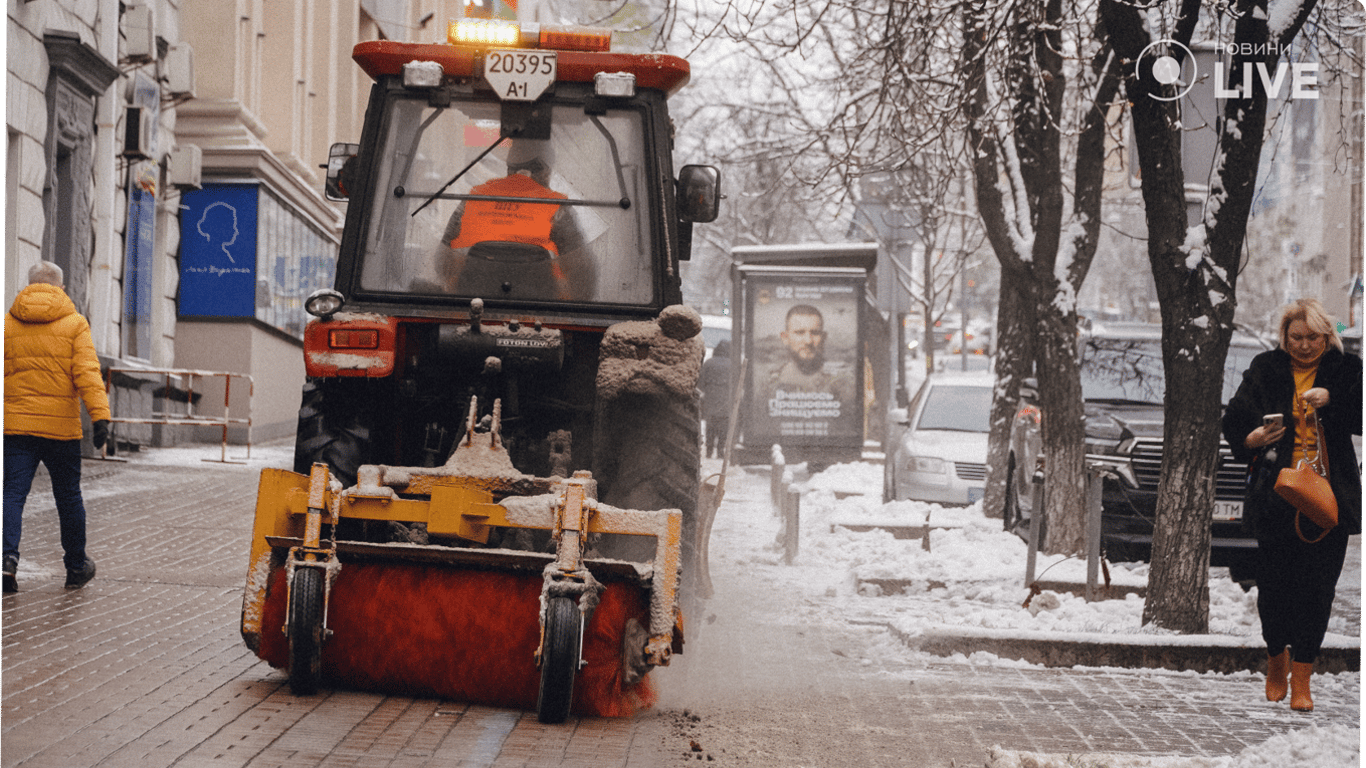 В Киеве коммунальные службы ликвидируют последствия снегопада