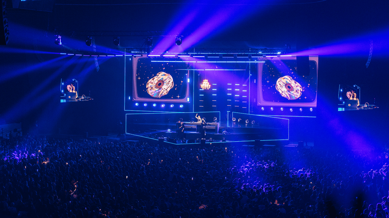 Зіркові гості, солдаут та улюблені хіти: «ТАК А ШО ТИ?» знову зібрала тисячі гостей на легендарній дискотеці