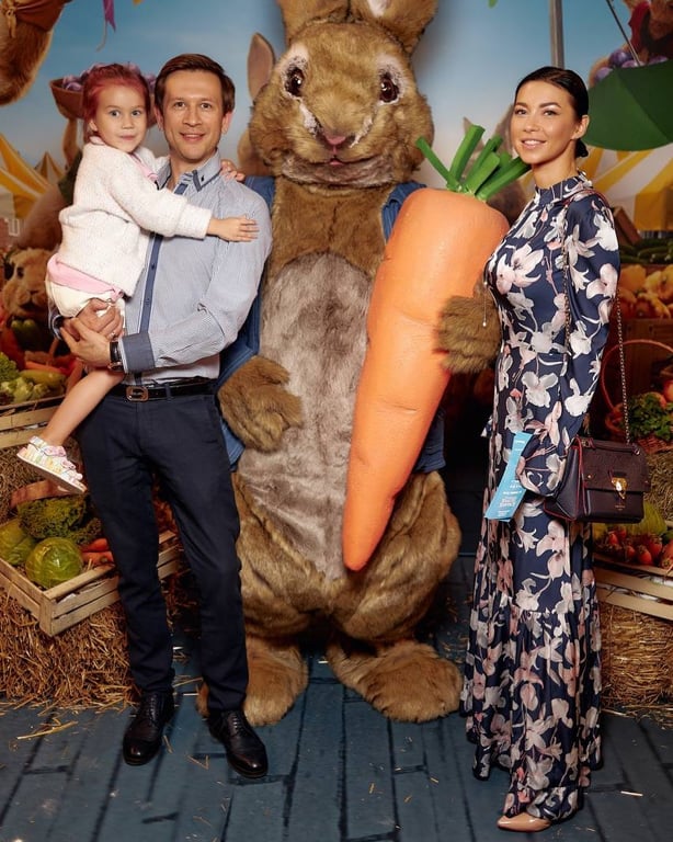 Дмитро Ступка та Поліна Логунова з донькою