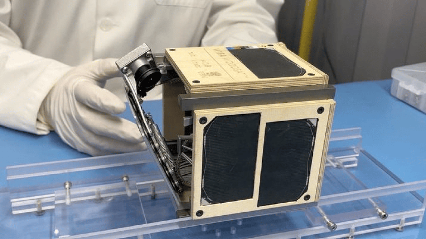 Японские ученые собираются запустить в космос деревянный спутник