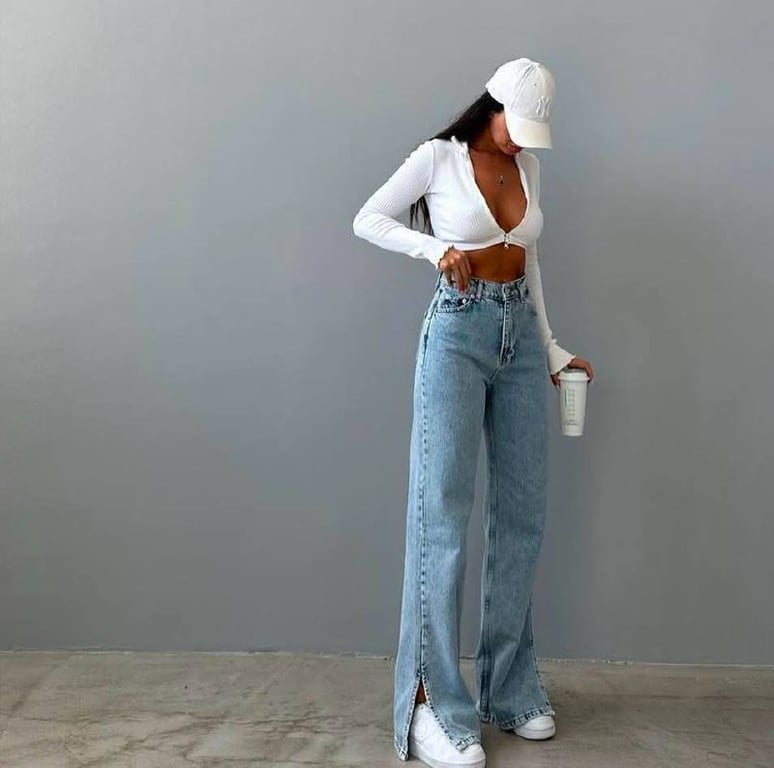 Джинси кльош можна поєднувати з різним одягом