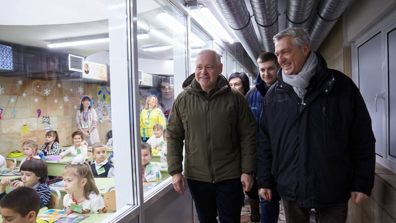 Комиссар ООН посетил Харьков и пообещал оказать финансовую помощь беженцам