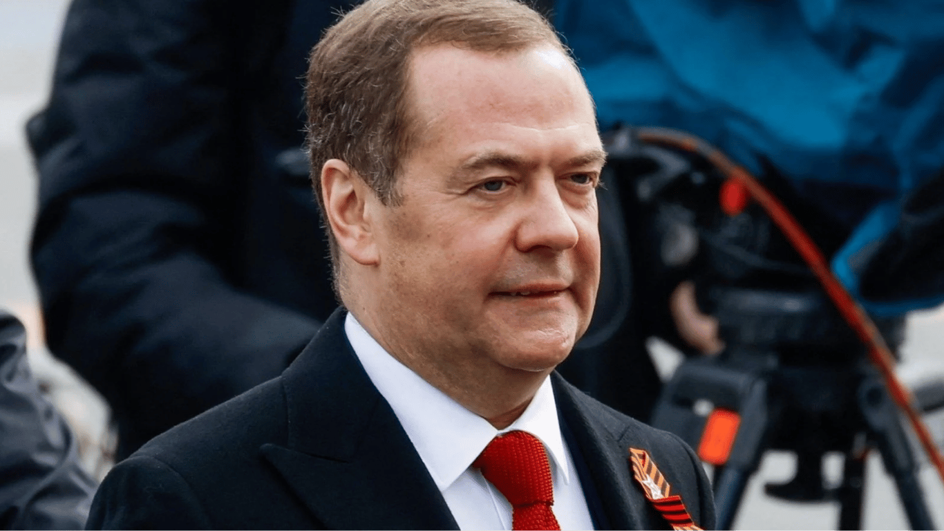 Медведев набросился на японского премьера, осудившего ядерные угрозы россии