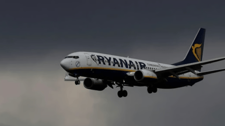 Ryanair карає суворими штрафами пасажирів-порушників - 290x166