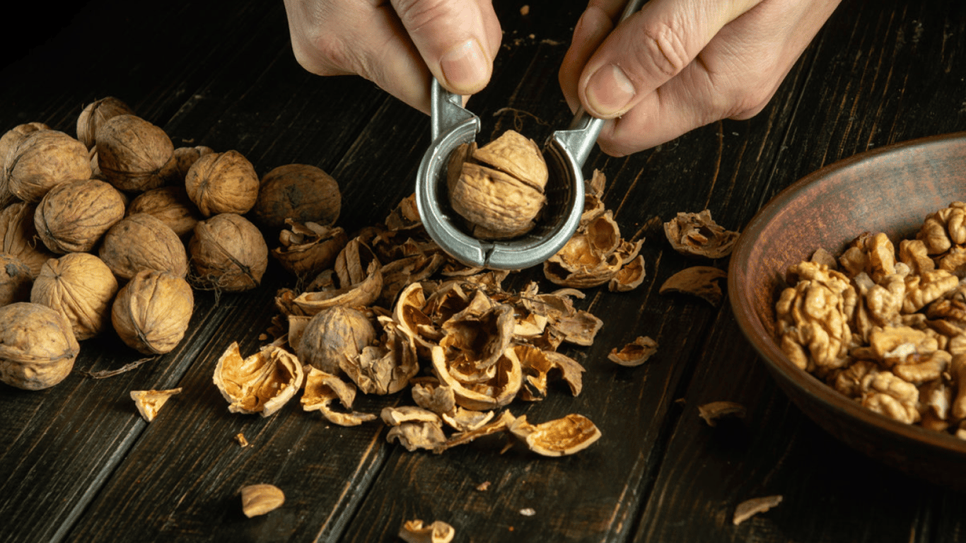 Почему нельзя выбрасывать скорлупу грецких орехов — зачем она на даче
