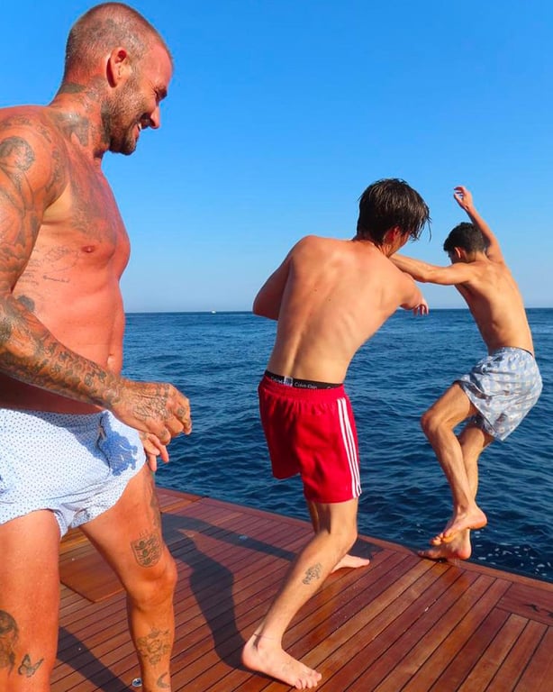 Вікторія Бекхем влаштувала пристрасну романтику з чоловіком на заході сонця - фото 5