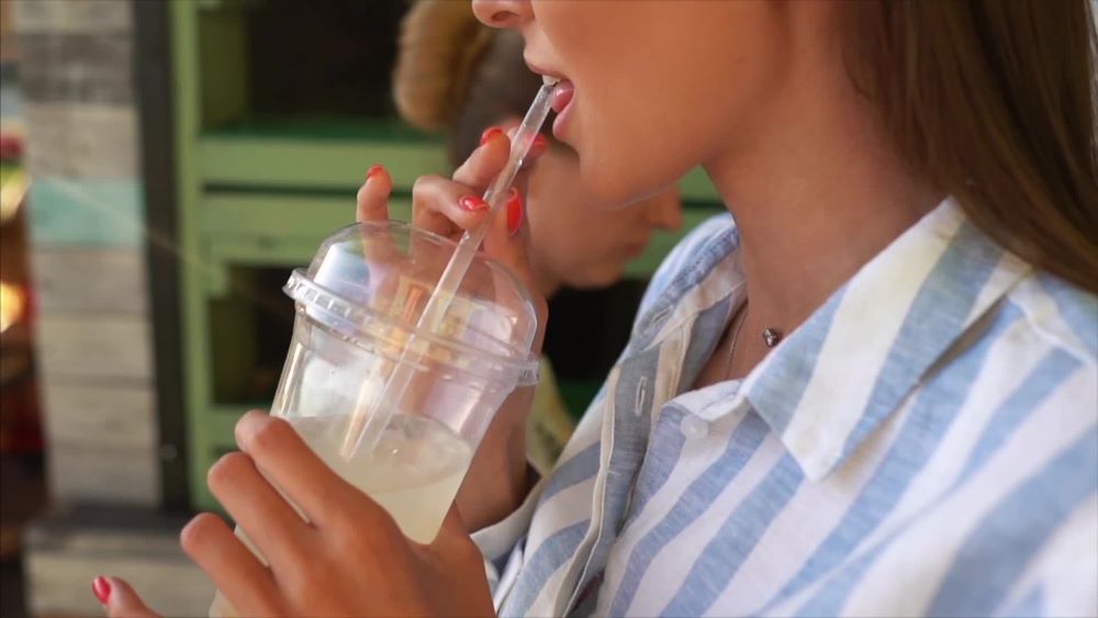 Щоб не посилювався біль — від яких напоїв жінкам варто утриматися в критичні дні - фото 1