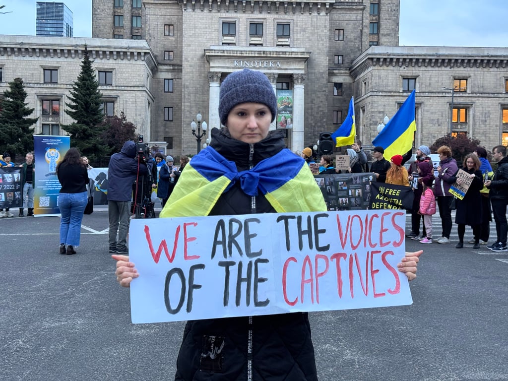 В Варшаве прошла акция в поддержку военнопленных — фото - фото 4