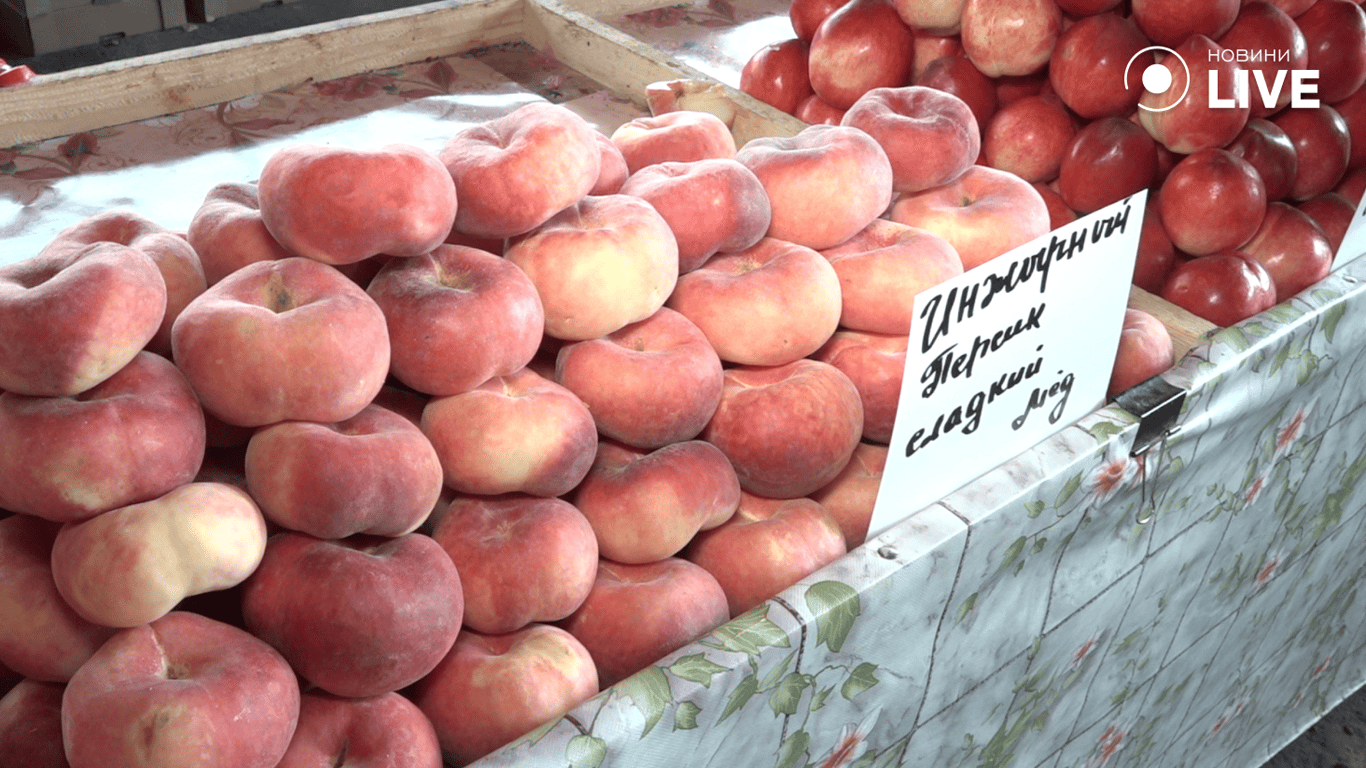 Інжирний персик на прилавку