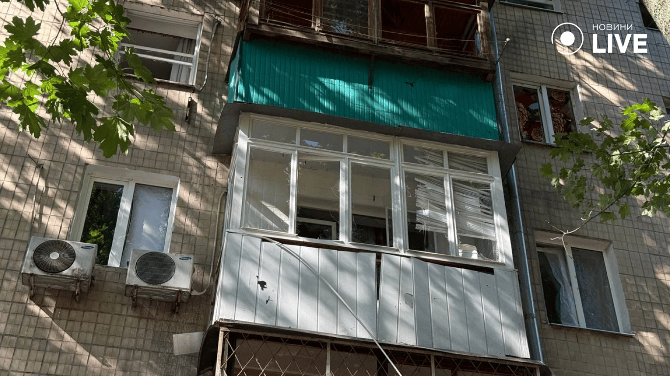 Росіяни б’ють по житлу і бізнесу одеситів —  фото руйнувань - фото 6