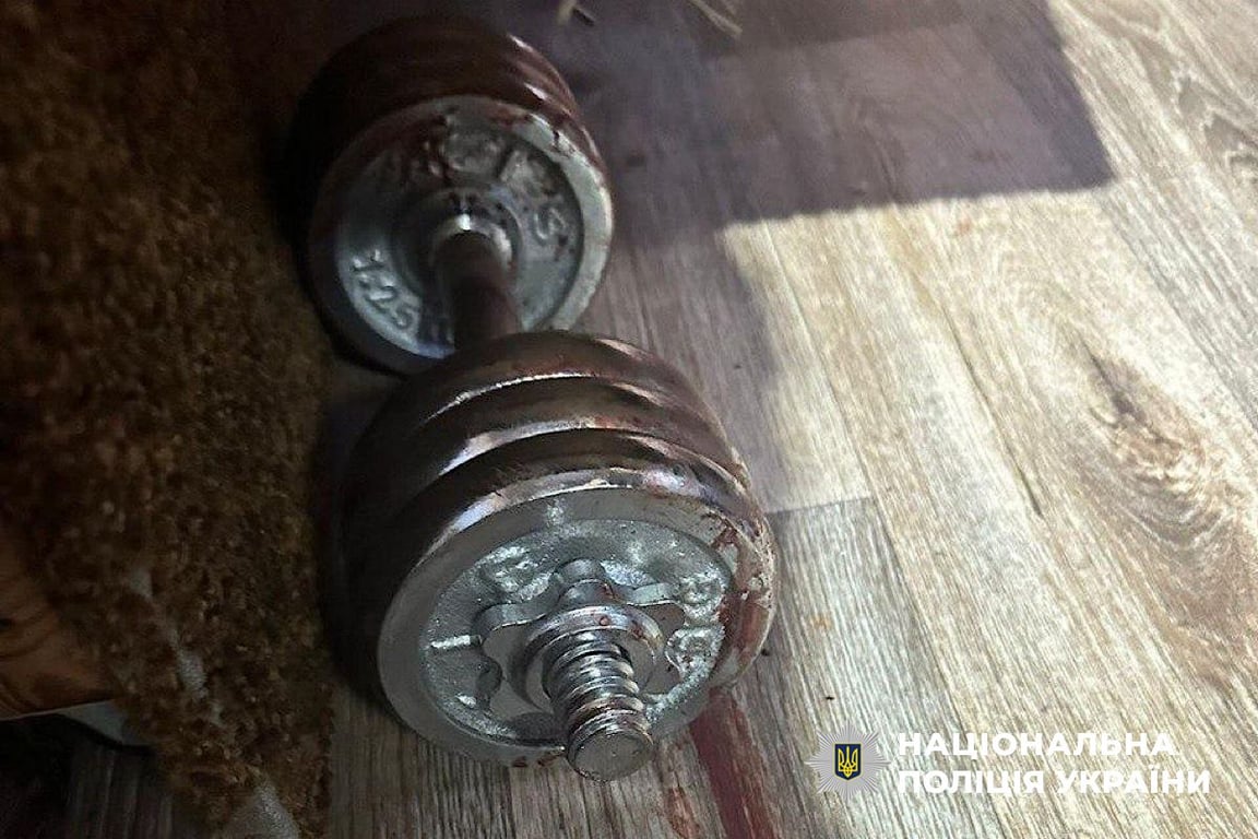 Гантеля, якою підліток ударив бабусю по голові 