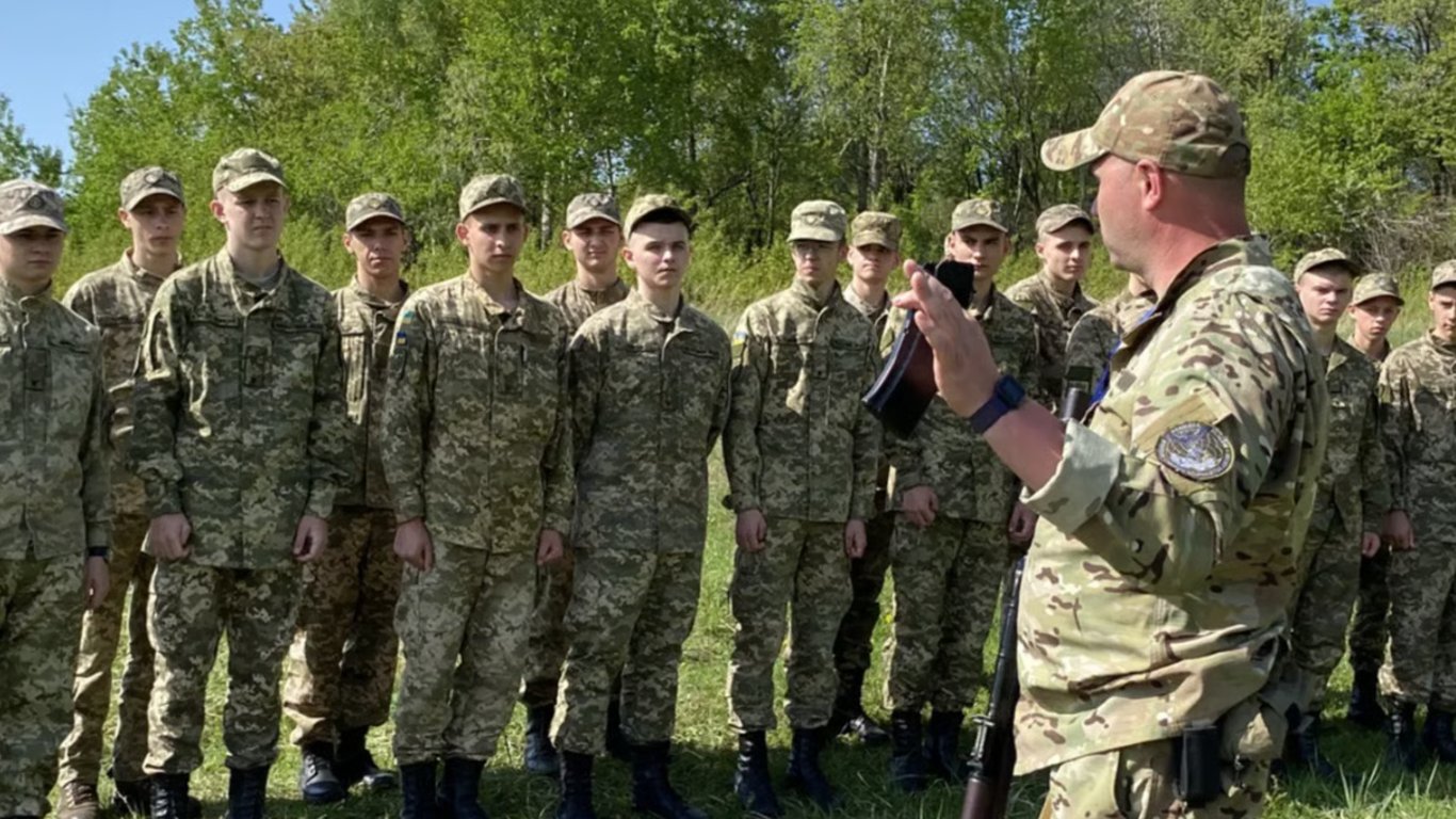 Військовий пояснив, яким чином залучити до армії людей молодших 25 років