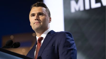 Замах на політичного блогера Кірка — що відомо про його стан - 285x160