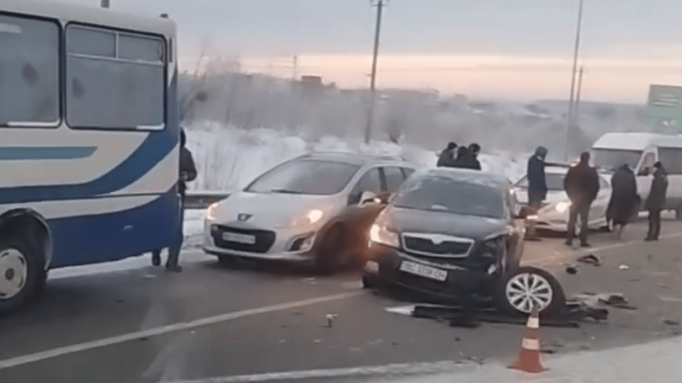 Поблизу Львова трапилась ДТП — рух авто ускладнений