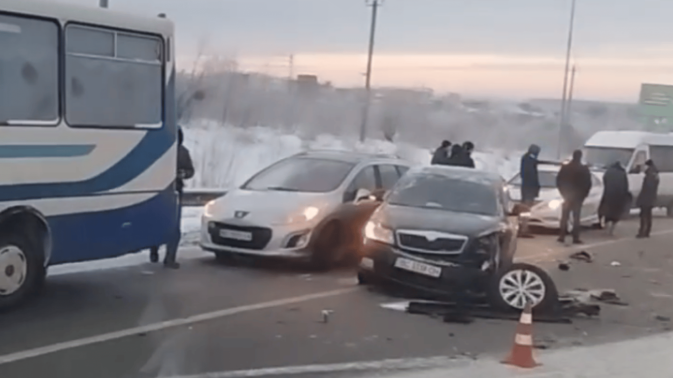 Вблизи Львова произошло ДТП — движение авто затруднено