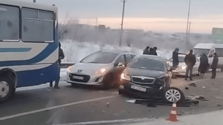 Вблизи Львова произошло ДТП — движение авто затруднено - 285x160