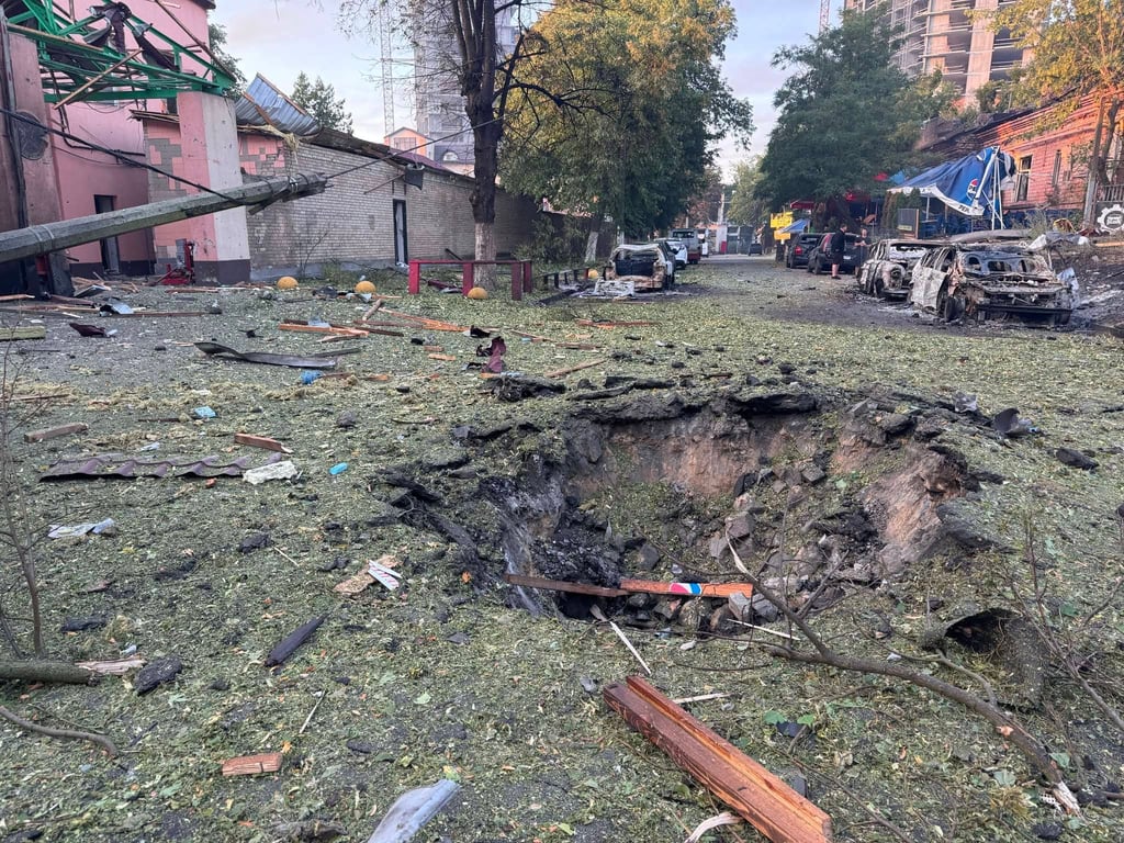 Воронка возле мечети в Киеве после обстрела в ночь на 1 августа 2026 года